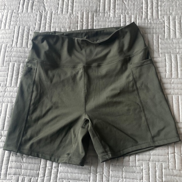 Cotton On Khaki gym biker shorts with pocket size large NWOT - Picture 3 of 7